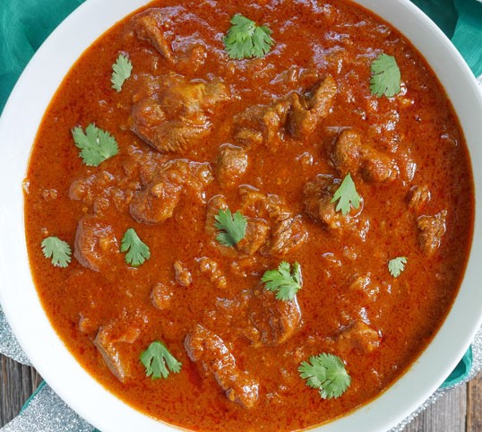 Tender pieces of lamb cooked with garlic, yogurt, ginger, fresh cilantro in a tomato and onion sauce
